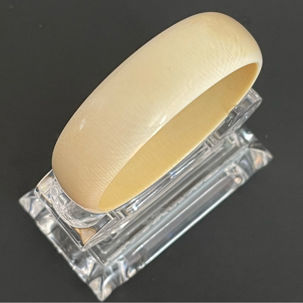 Vintage genuine Ivory bangle bracelet. - Picture 8 of 14